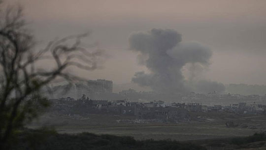 Israeli forces further pressed ahead with their air and ground bombardment of southern Gaza Strip