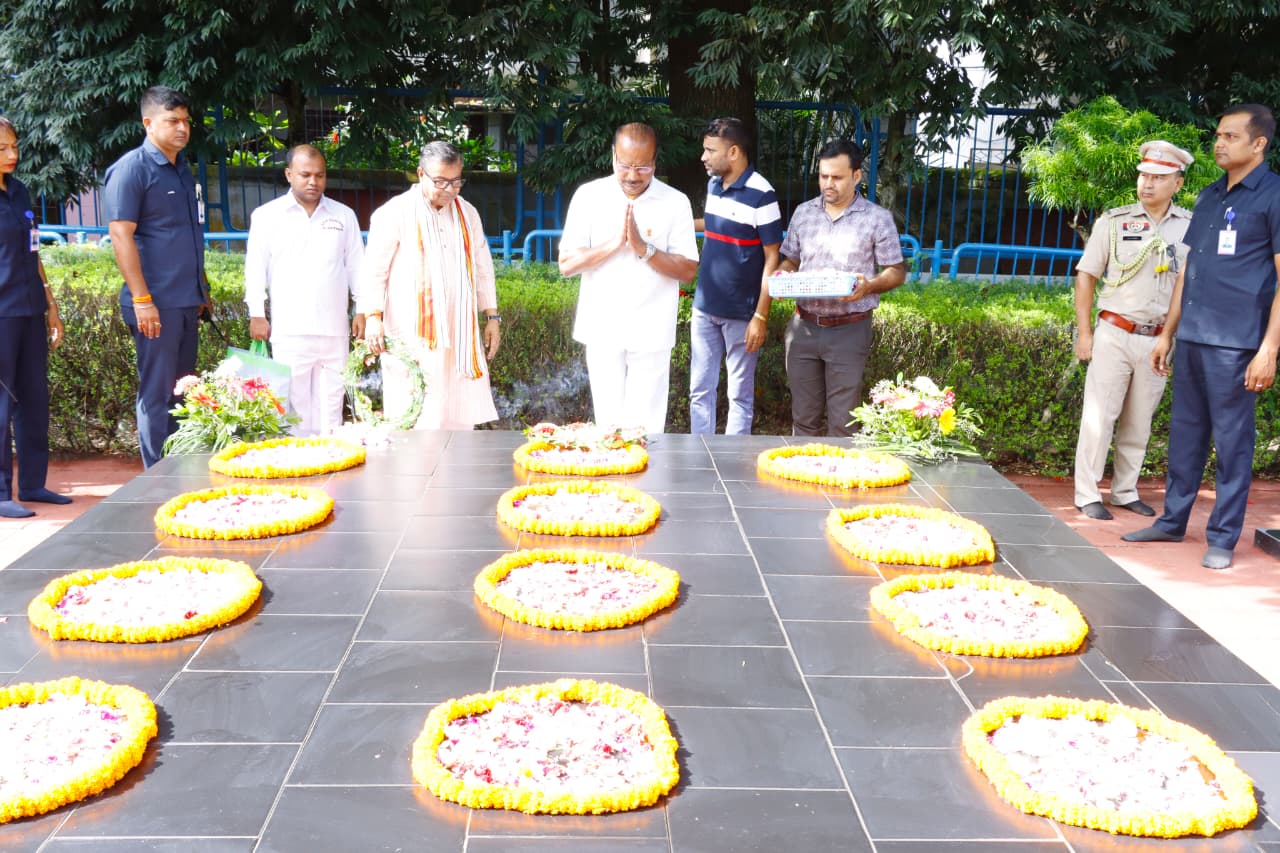 Governor Pays Tribute to Gandhi, Fre