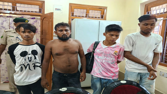 Notorious drug peddler captured by people, handed over to police