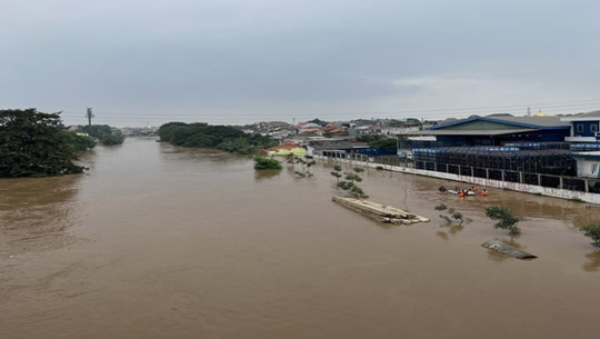 Indonesia Floods: Hundreds evacuated, many houses submerged