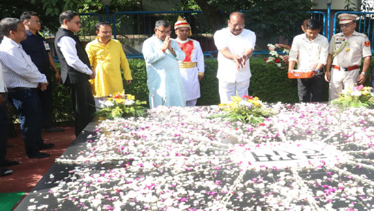 Governor pays floral tributes to Mahatma Gandhi and Martyrs 