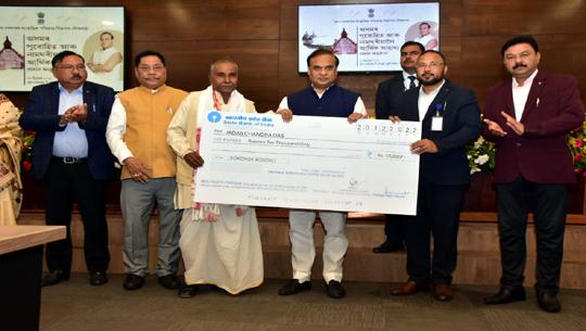 Assam CM formally hands over Rs 10,000 each to Covid-hit Purohits, Namghoriyas