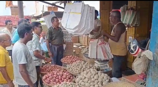 Raid in  market against exorbitant onion, Potato prices