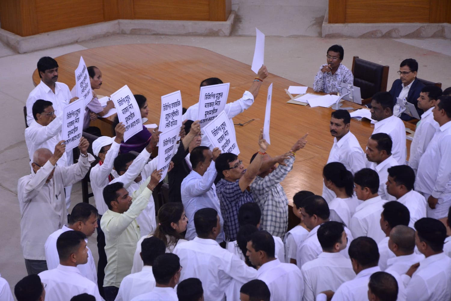 CPI(M), Congress Stages Placard Prot