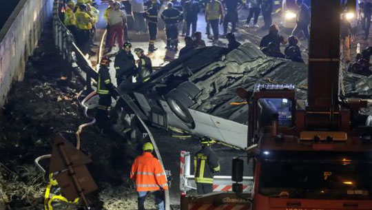 At least 21 die, 18 injured after bus falls from overpass near Venice