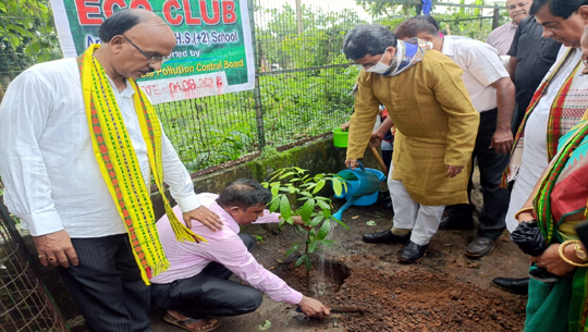 CM plant trees to mark Vanmahotsav; pitches for carbon-free country