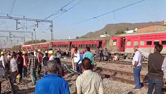 4 coaches of Sabarmati-Agra superfast train derail
