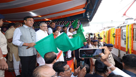 Railway Minister flags off Bhavnagar-Ayodhya weekly train