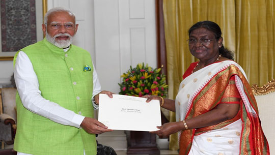 PM Modi Meets President Droupadi Murmu; Tenders His Resignation Along With Union Council Of Ministers