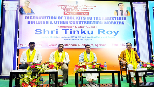 Minister distributes tool kits to registered construction workers