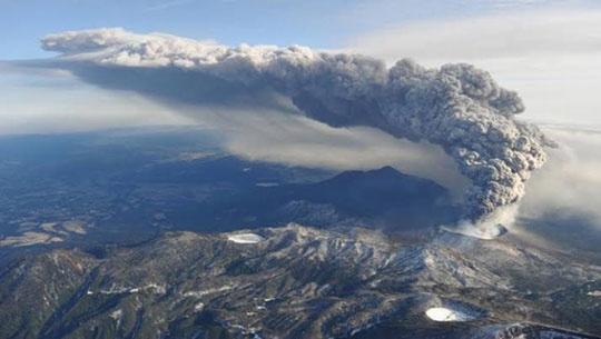 Shinmoedake Volcano erupts in Japan
