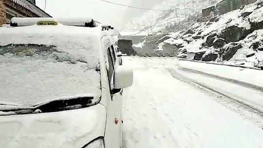 Heavy Snowfall blocks Tsomgo-Nathula route in Sikkim