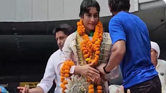 Vinesh Phogat receives grand welcome at Delhi airport