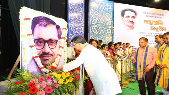 CM Dr. Manik Saha Pays Floral Tribute to Pandit Deendayal Upadhyaya on His Birth Anniversary